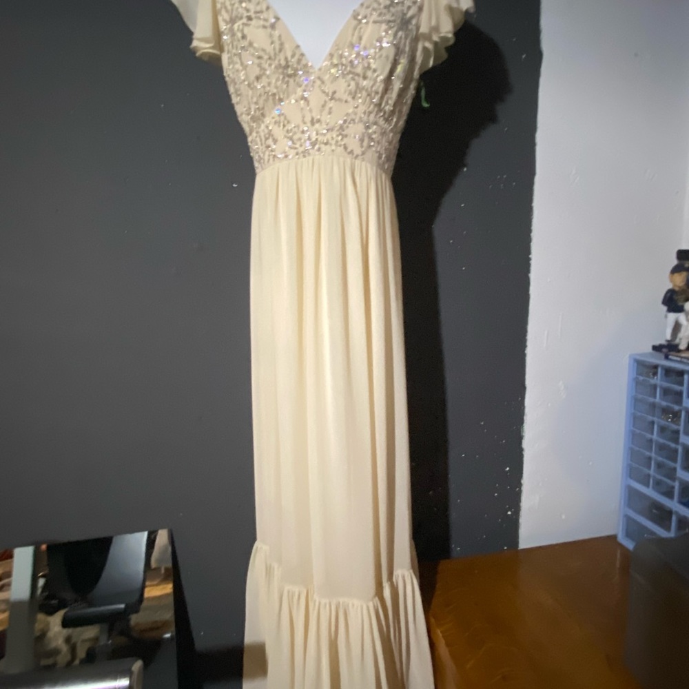 beautiful size 4 BHLDN Anthropologie unique with beautiful beading in off-white